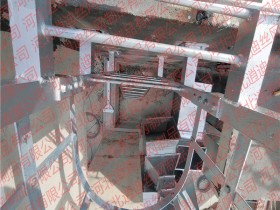 小区楼顶的钢爬梯图片